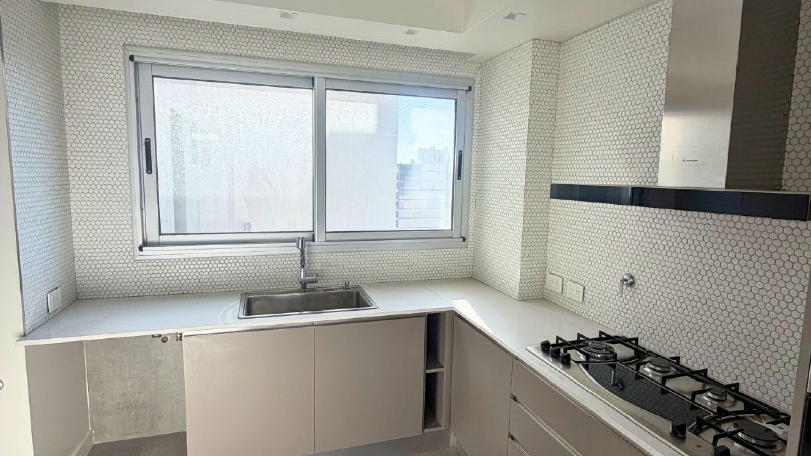 176 Yrigoyen, Bahía Blanca, Buenos Aires, 8000, 3 Bedrooms Bedrooms, 5 Rooms Rooms,4 BathroomsBathrooms,Departamento,Alquiler,Yrigoyen ,0,2042