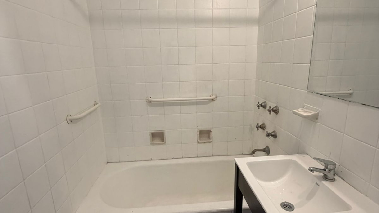252 Hipolito Yrigoyen, Bahía Blanca, Buenos Aires, 8000, 3 Bedrooms Bedrooms, 0 ,1 BathroomBathrooms,Departamento,Venta,Hipolito Yrigoyen,3,2085