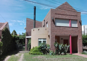 2200 Los Gorriones, Bahía Blanca, Buenos Aires, 8000, 4 Bedrooms Bedrooms, ,3 BathroomsBathrooms,Casa,Venta,Los Gorriones ,1825