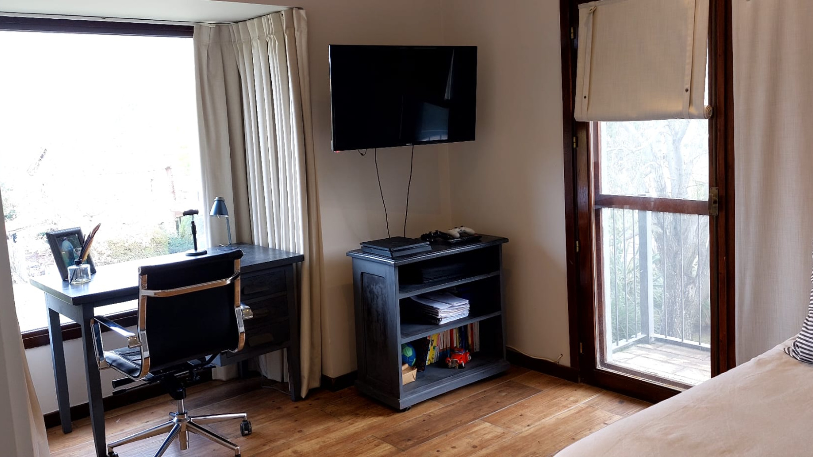 Lomas de la Tahona, Montevideo, Buenos Aires, 10129, 5 Bedrooms Bedrooms, 0 ,3 BathroomsBathrooms,Casa,Venta,Lomas de la Tahona,0,1907
