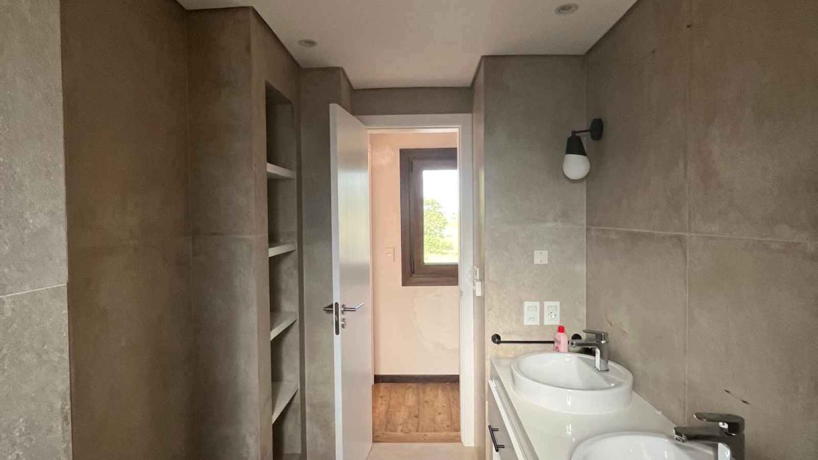Lomas de la Tahona, Montevideo, Buenos Aires, 10129, 5 Bedrooms Bedrooms, 0 ,3 BathroomsBathrooms,Casa,Venta,Lomas de la Tahona,0,1907