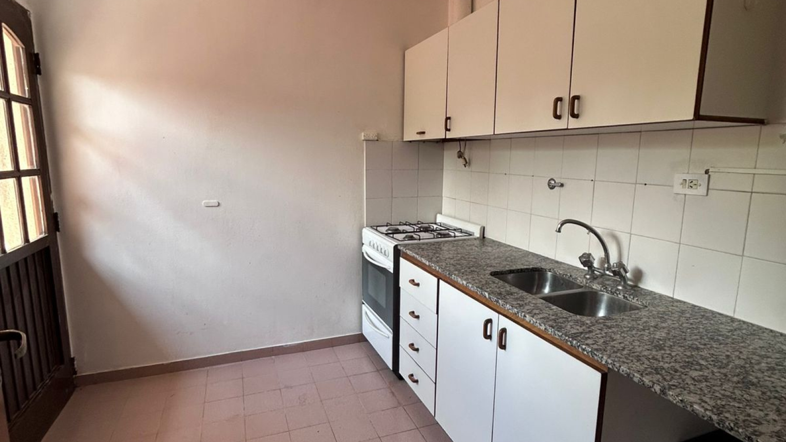 1075 Mitre, Bahia Blanca, Buenos Aires, 1 Bedroom Bedrooms, 2 Rooms Rooms,1 BathroomBathrooms,Departamento,Alquiler,Mitre,0,1978