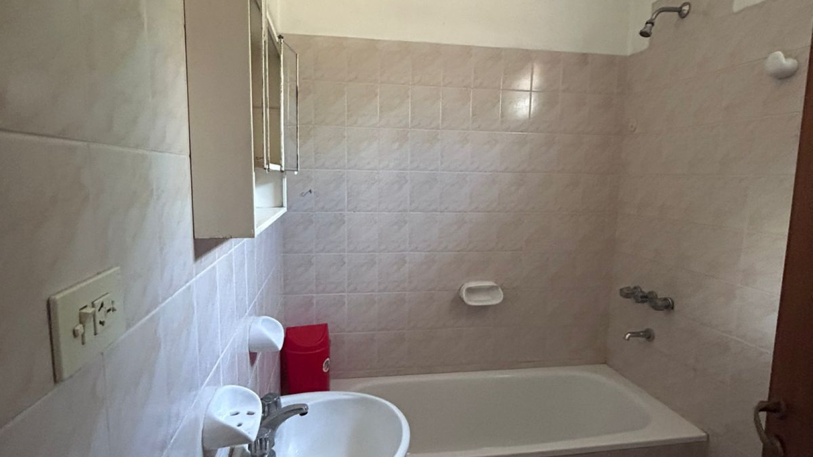 1075 Mitre, Bahia Blanca, Buenos Aires, 1 Bedroom Bedrooms, 2 Rooms Rooms,1 BathroomBathrooms,Departamento,Alquiler,Mitre,0,1978